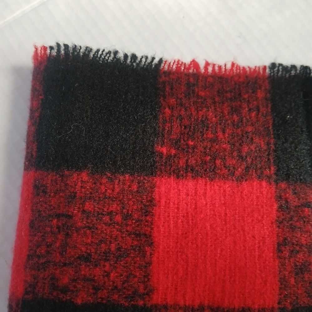 Old Navy Red and Black Buffalo Plaid Blanket Scarf Fringe Hem 26 x 75 Soft - Picture 14 of 14